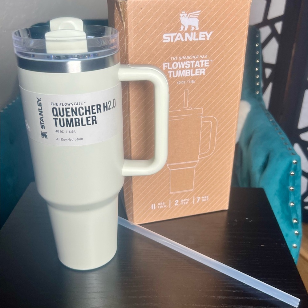 Stanley Flowstate 40oz Tumbler - Cream brand new.